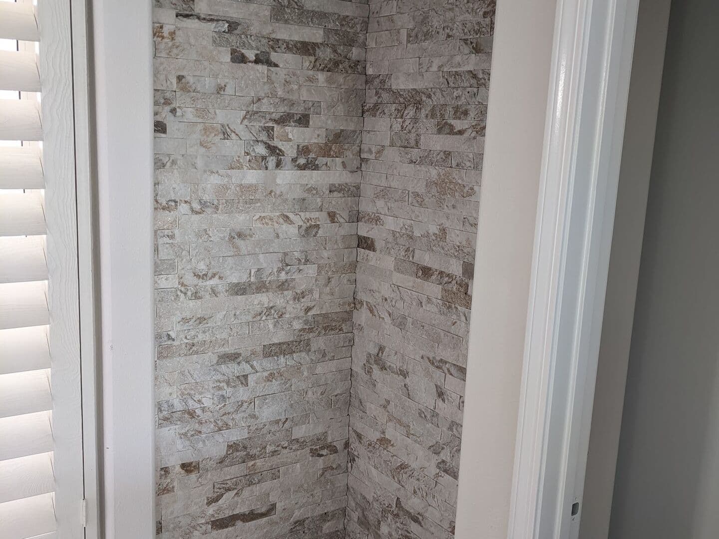Nook faced in cream stacked stone ledger panels