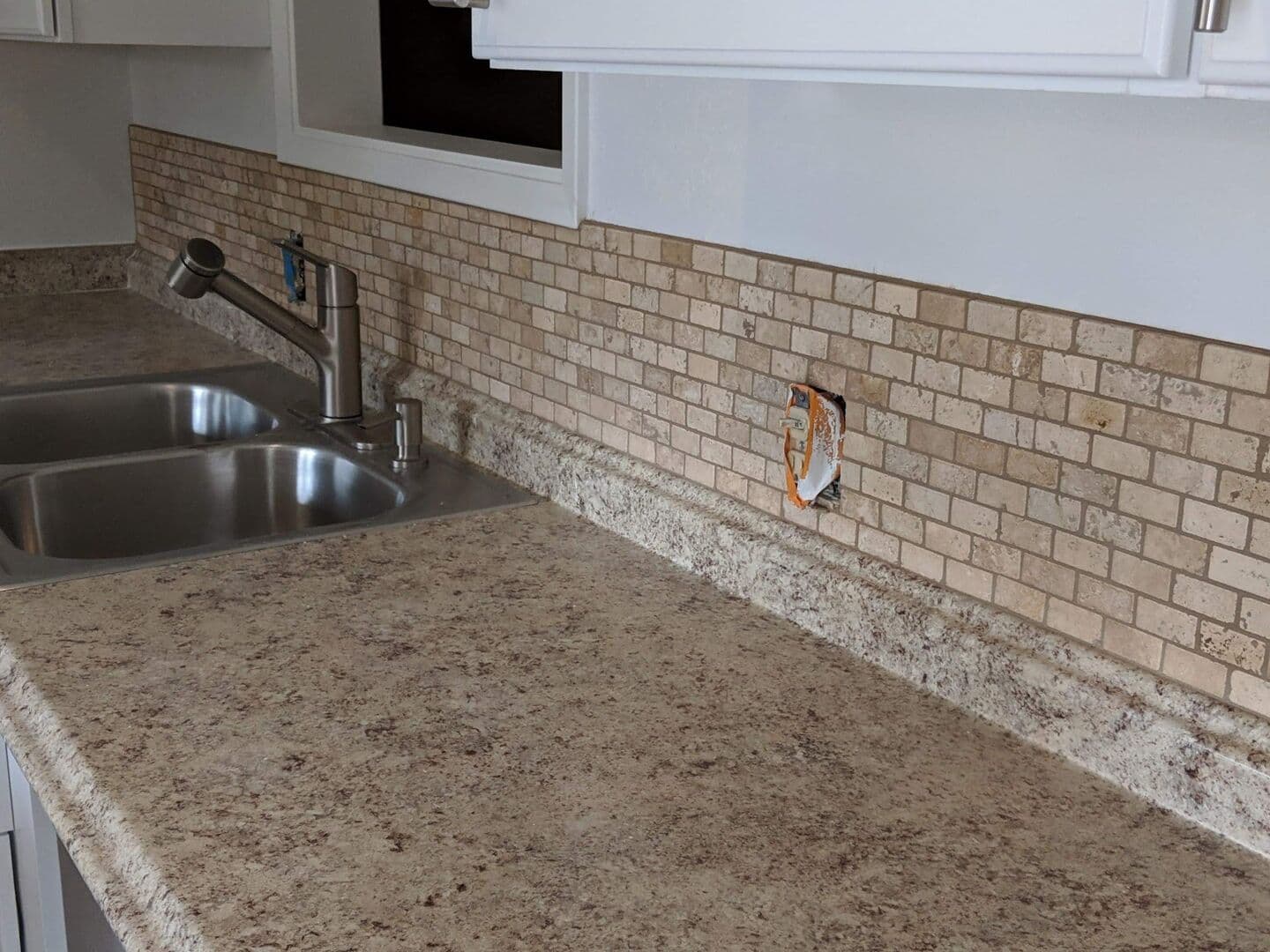 Travertine subway backsplash over granite counters